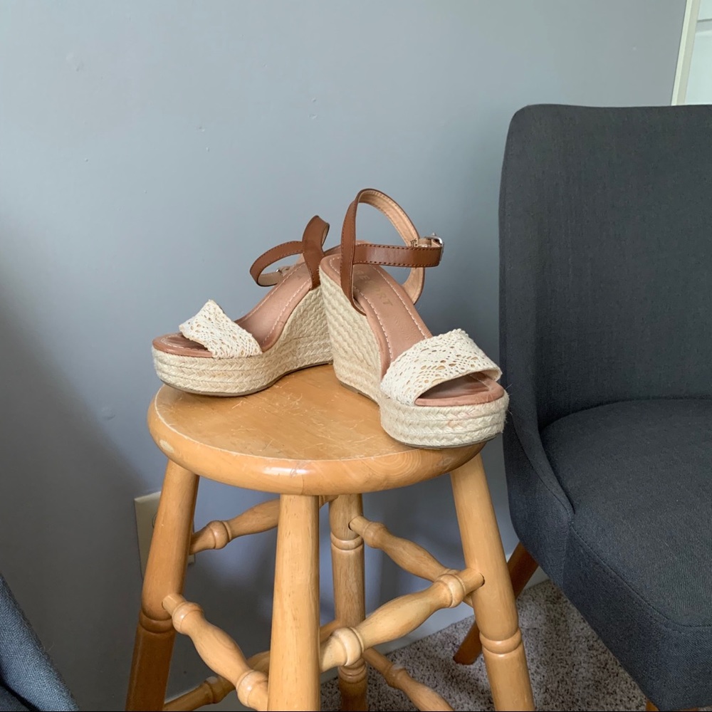Famous Footwear’s REPORT